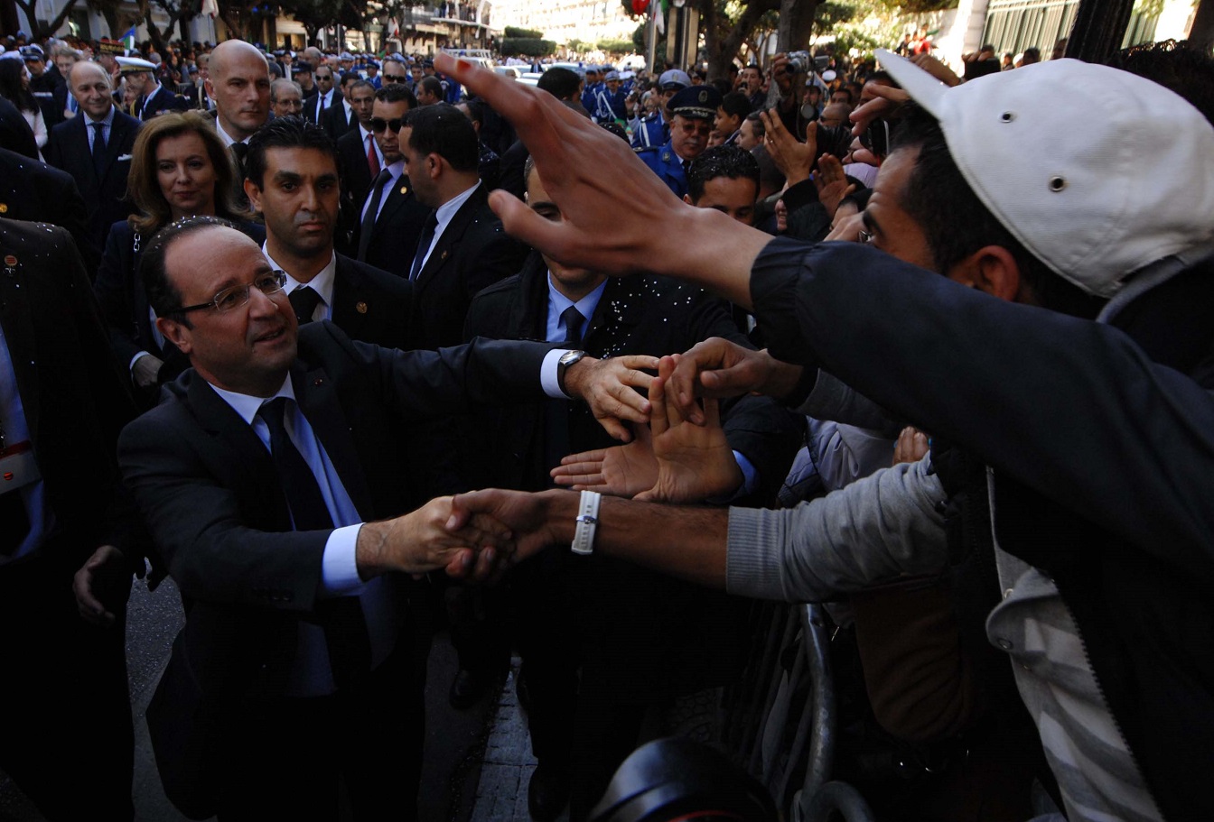 François Hollande prend un bain de foule à Alger en décembre 2012. New Press